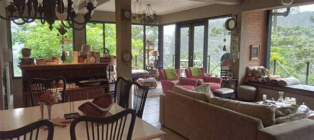 Sala de jantar com vista para a mata
